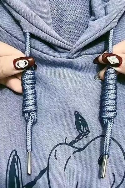Cách thắt dây áo hoodie kiểu xoắn ốc