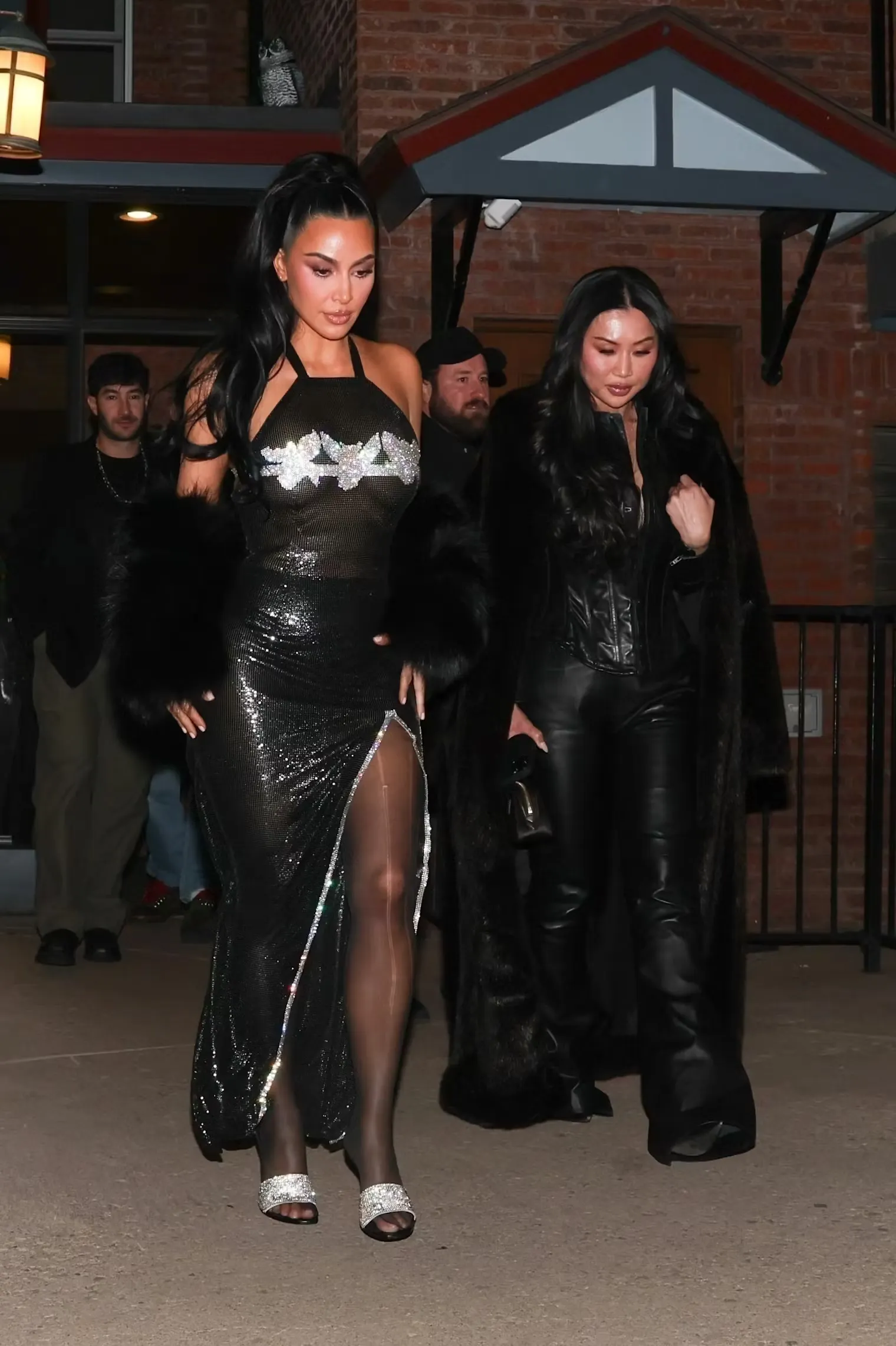 Kim Kardashian mặc váy lưới kim loại trong tiệc đêm giao thừa