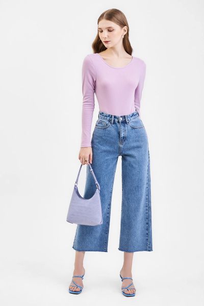 Phong cách street style với áo tím pastel và jean rách