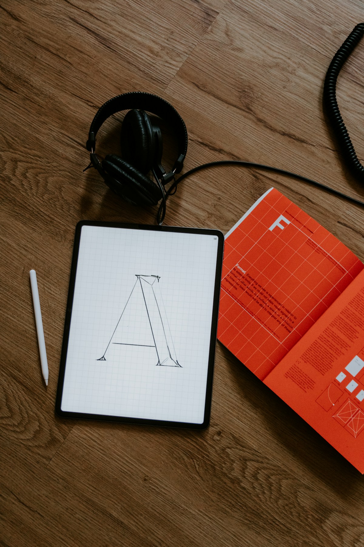 Giao diện Canva với icon vương miện đánh dấu element Pro trên ảnh thời trang