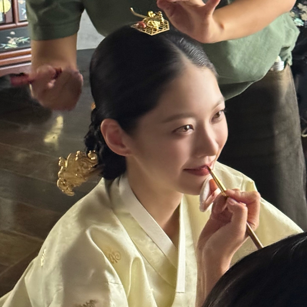 Gong Seung Yeon đang được son môi