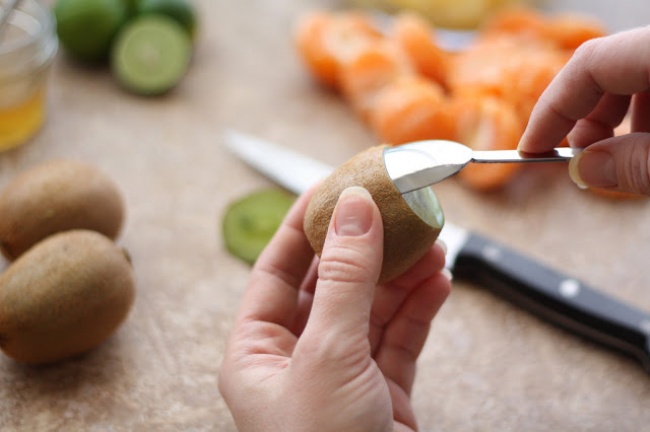 Bóc vỏ kiwi bằng một chiếc muỗng