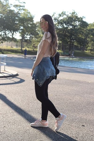 Giày sneaker màu hồng kết hợp cùng áo phông đơn giản và quần legging