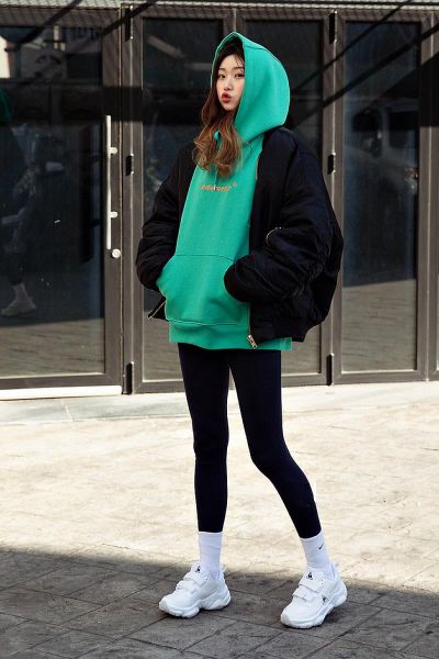 Áo hoodie và tregging chụp ảnh góc khó