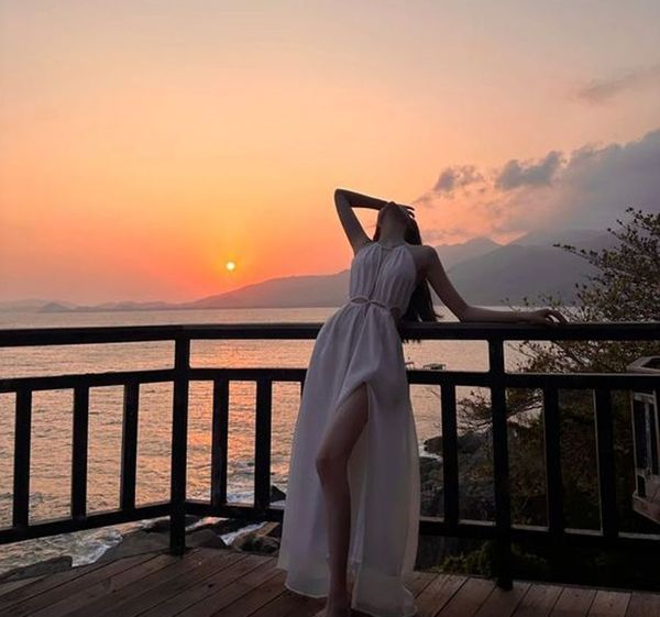 Góc chụp từ dưới lên với hoàng hôn