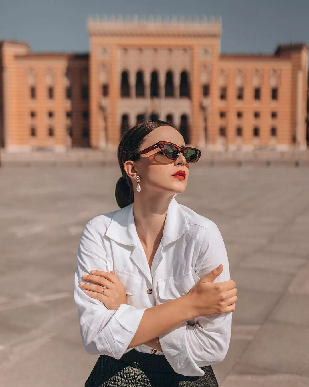 Kính mắt mèo và bối cảnh có gam màu cũ giúp ảnh thời trang vintage có nét cổ điển rõ hơn
