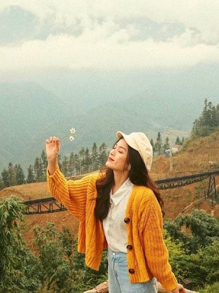 Outfit đi sapa cho mùa đông với áo khoác ấm áp