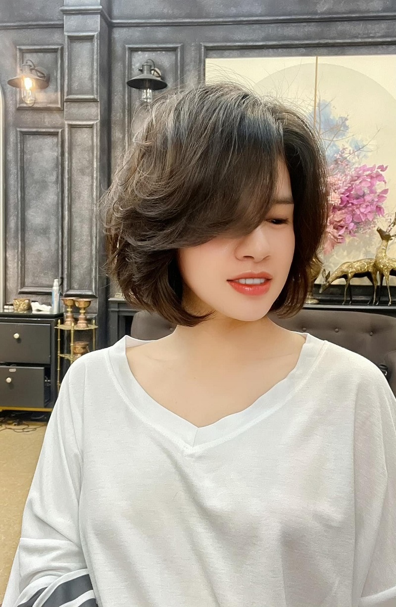 Tóc bob cụp ngang vai ôm trọn xương hàm