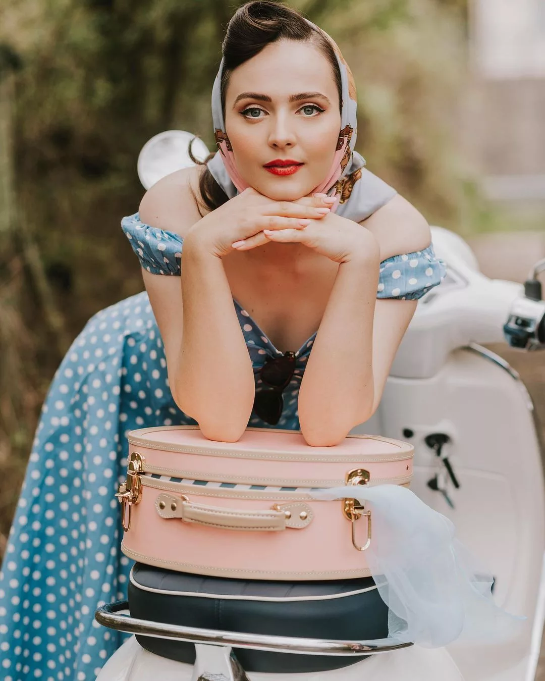 Khăn turban giúp bộ ảnh mang tinh thần cổ điển rõ hơn, đặc biệt khi phối với đầm hoa hoặc đầm chấm bi