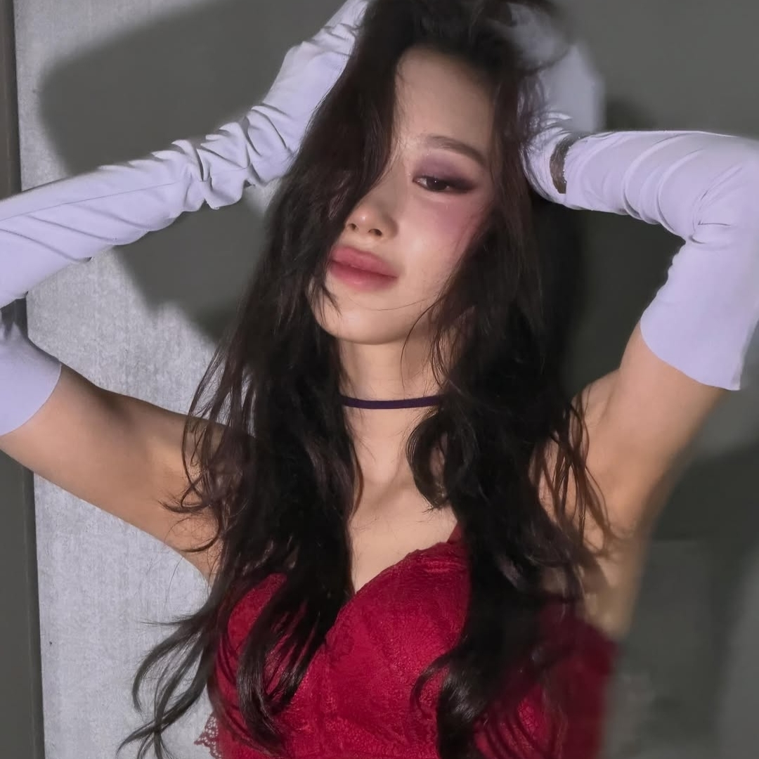 Giselle (aespa) sử dụng phấn mắt tím
