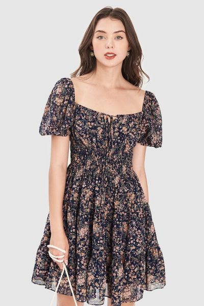 Đầm voan hoa điểm xuyết nhẹ nhàng