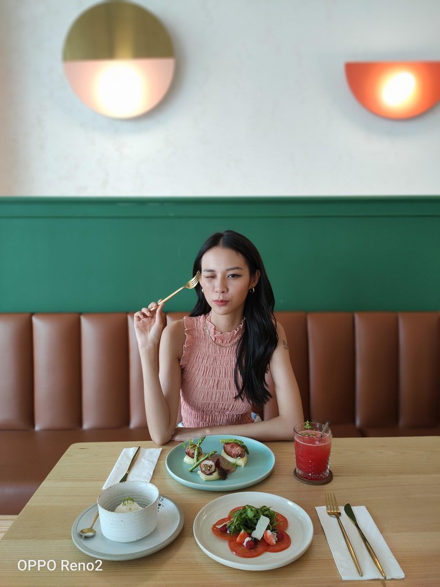 Tối giản hóa không gian nền để làm nổi bật trang phục chủ thể