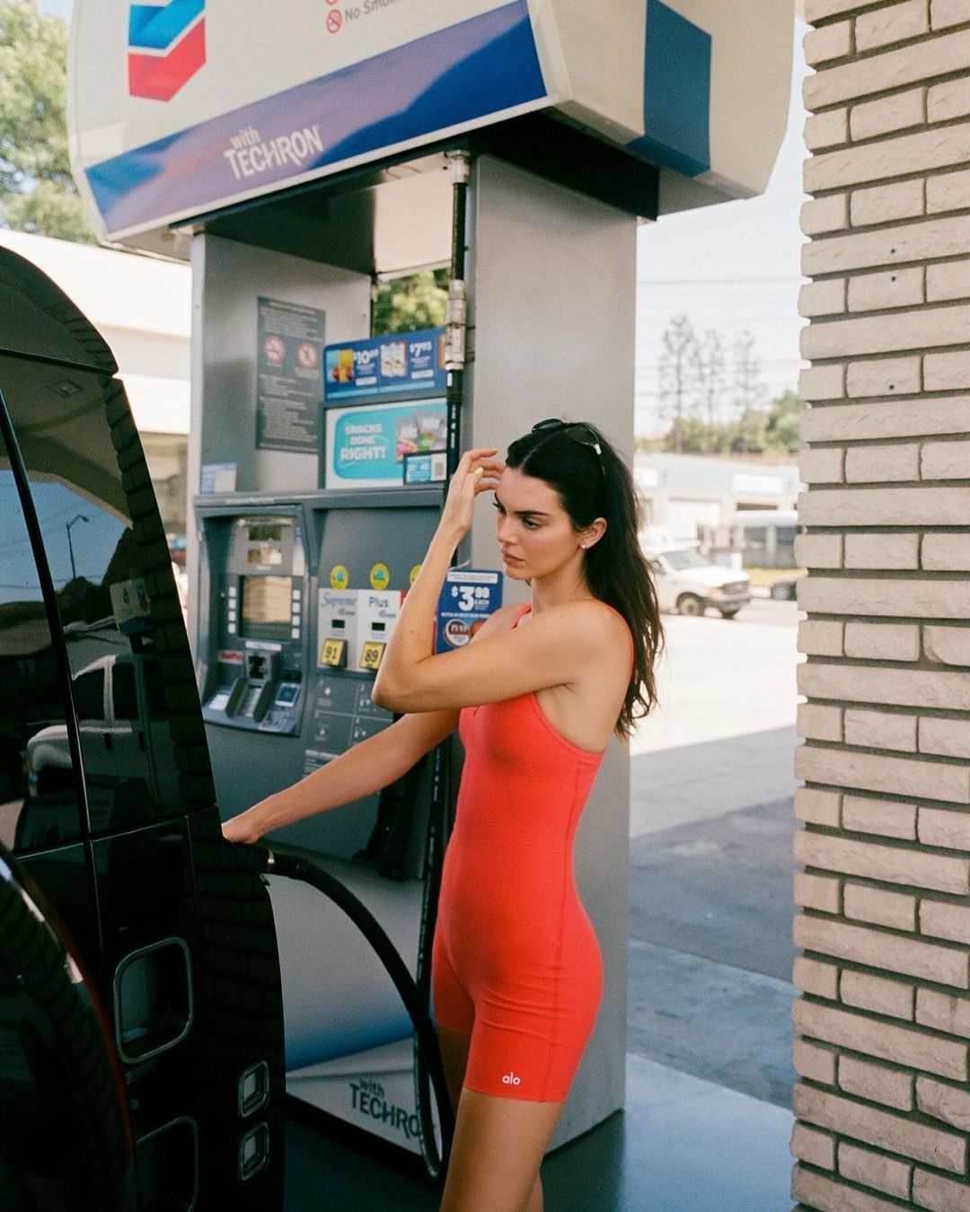 Kendall Jenner diện swimsuit màu đỏ gạch tôn vinh triệt để tone da warm undertone