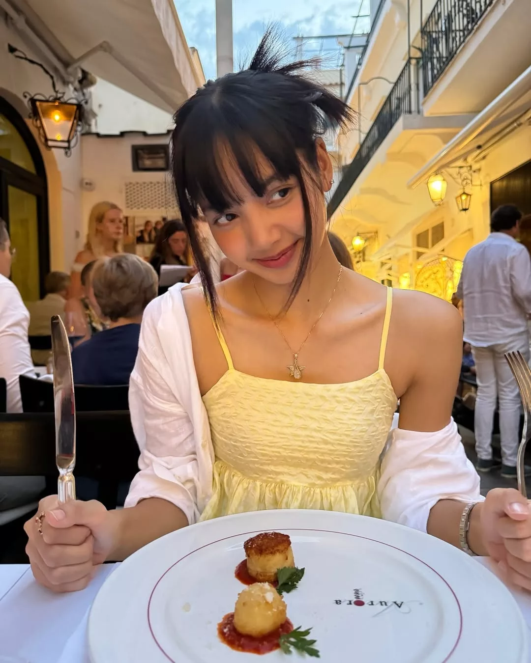 Lisa Blackpink tươi sáng với đầm vàng ngắm hoa anh đào