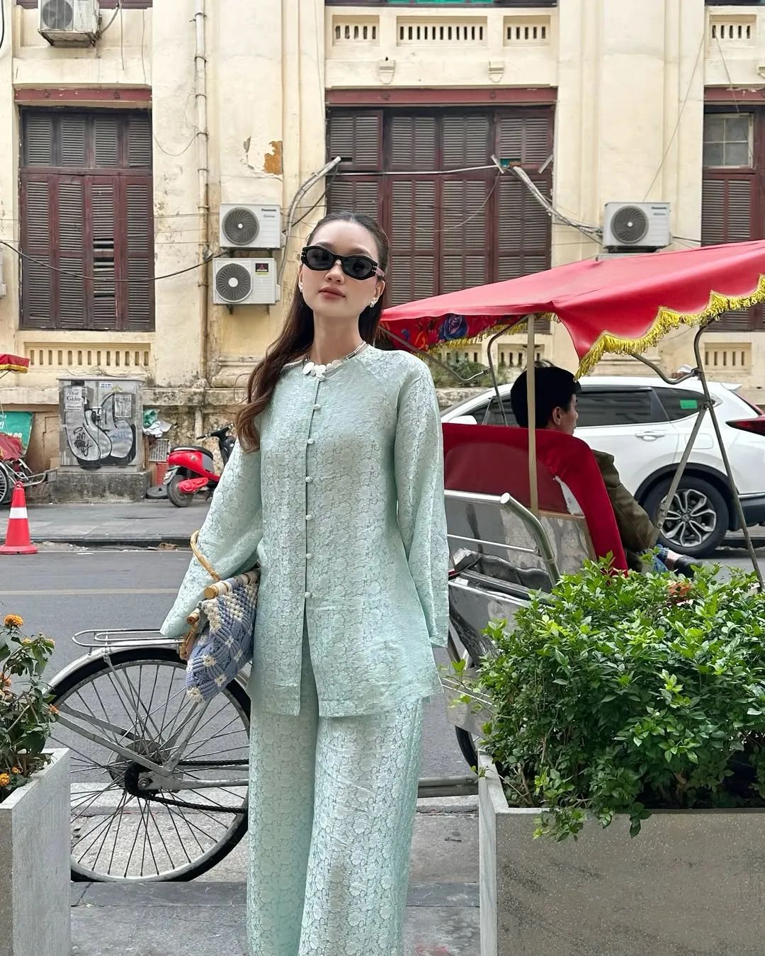 Áo bà ba lụa mềm phối quần ống rộng cùng tông tạo diện mạo trẻ trung