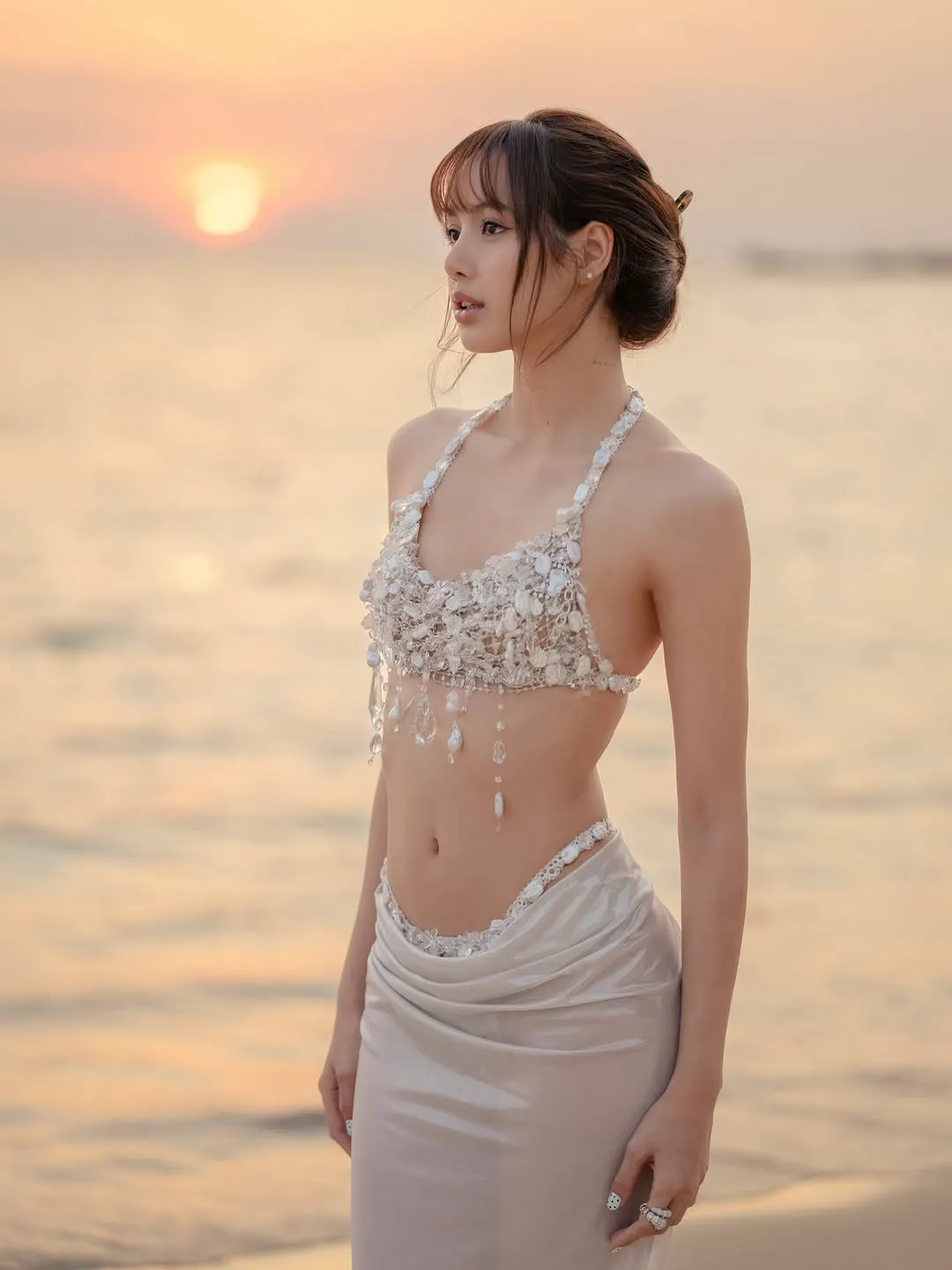 Bikini đính đá cho phong cách nghỉ dưỡng