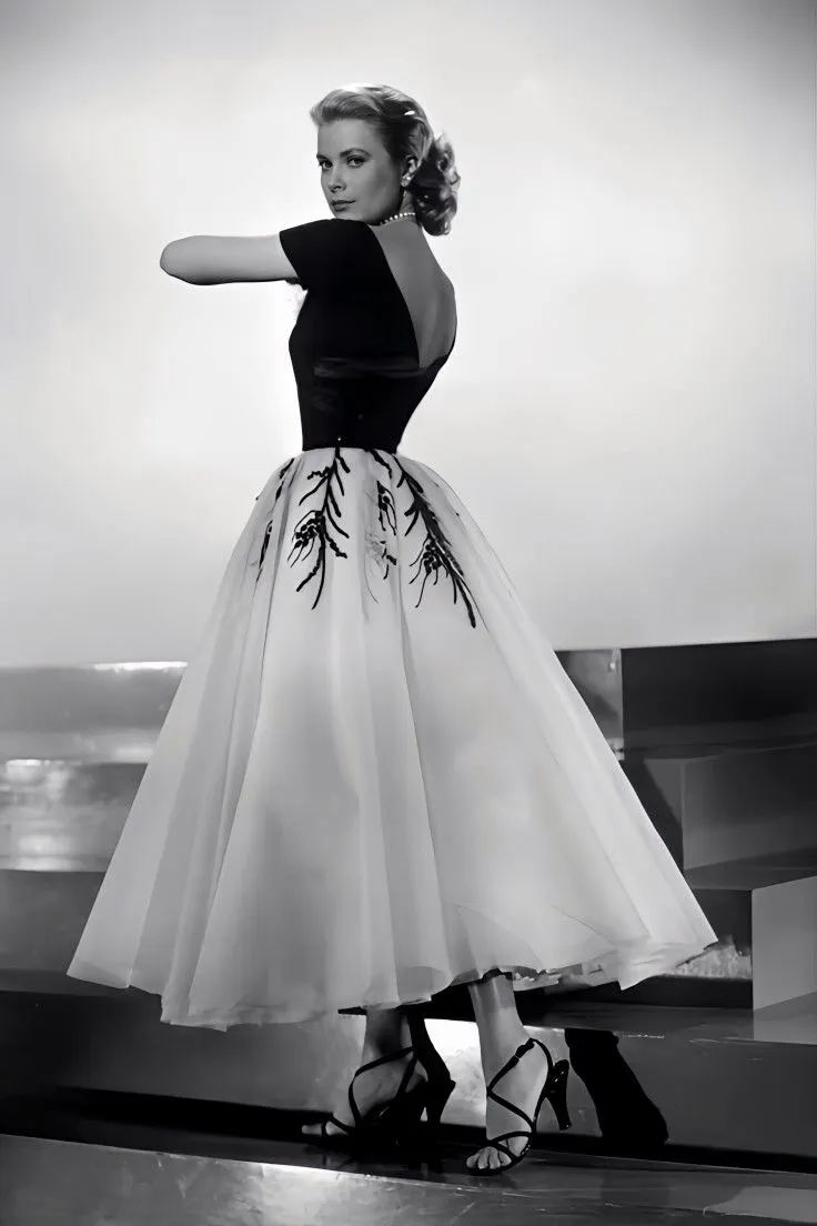 Váy xoè vintage cinema với silhouette cổ điển thanh mảnh