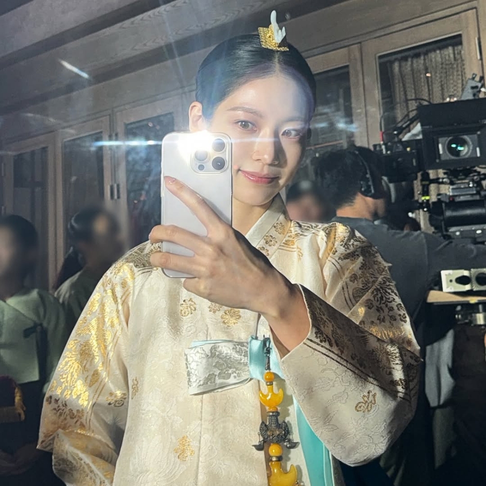 Gong Seung Yeon tại phim trường Perfect Crown