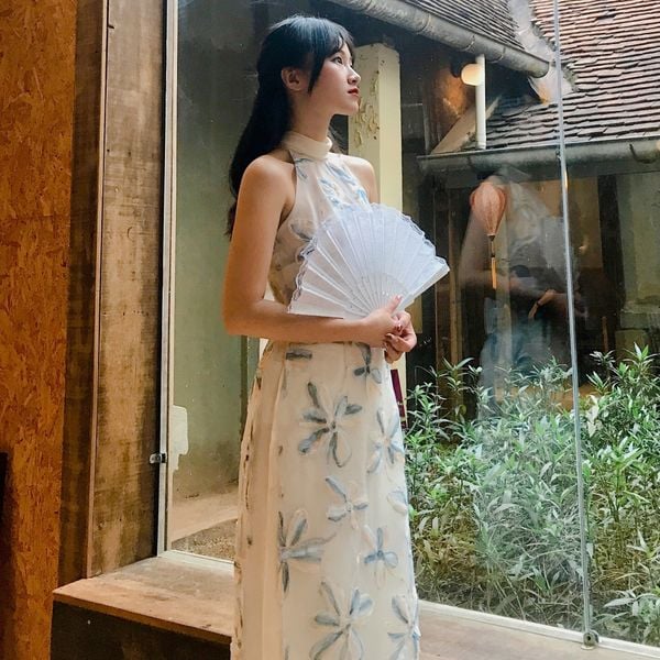 Tạo dáng duyên dáng với quạt xếp giấy trước hành lang gạch ngói