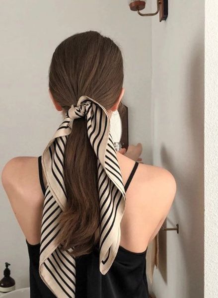 Sử dụng khăn bandana để buộc tóc