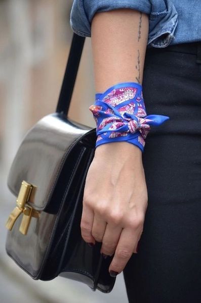 Buộc khăn bandana cổ tay