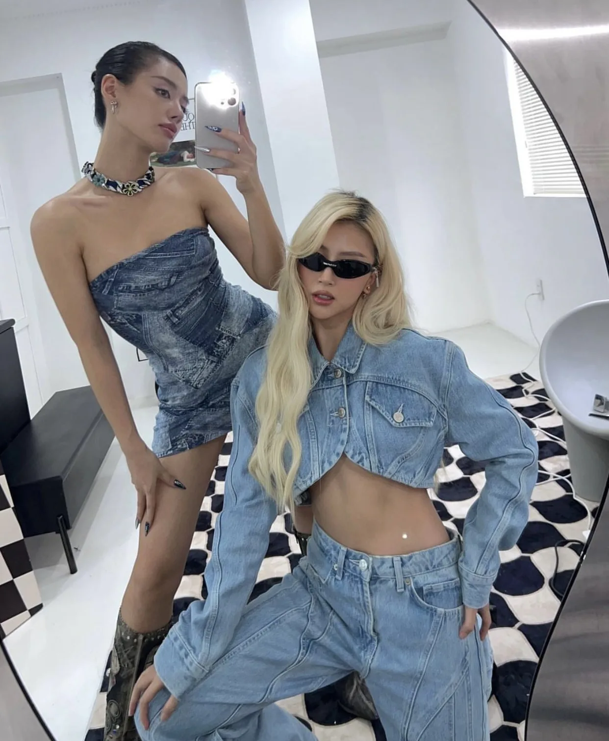 Mirror selfie giúp khoe outfit và giữ lại cảm giác đời thường rất tự nhiên