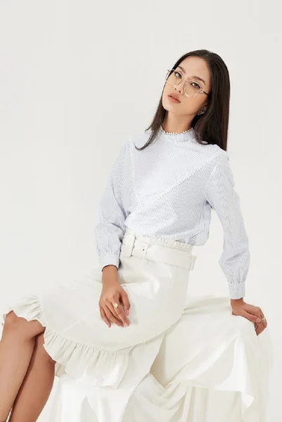 Gợi ý phối chân váy bèo bất đối xứng để outfit sang hơn