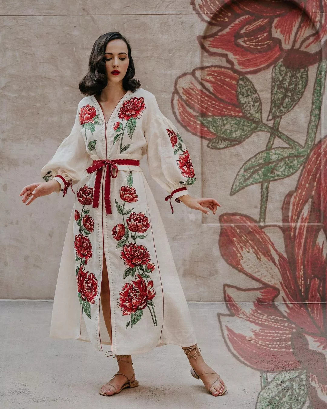 Đầm hoa thêu tạo cảm giác tinh tế và rất hợp với các bộ ảnh vintage có chất thơ