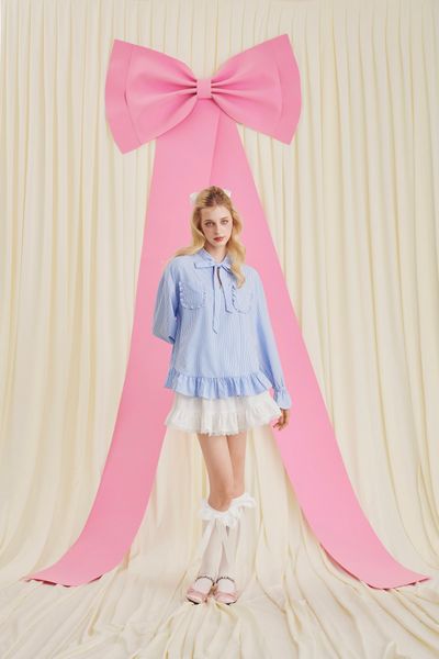 Chân váy viền ren phối giày Lolita