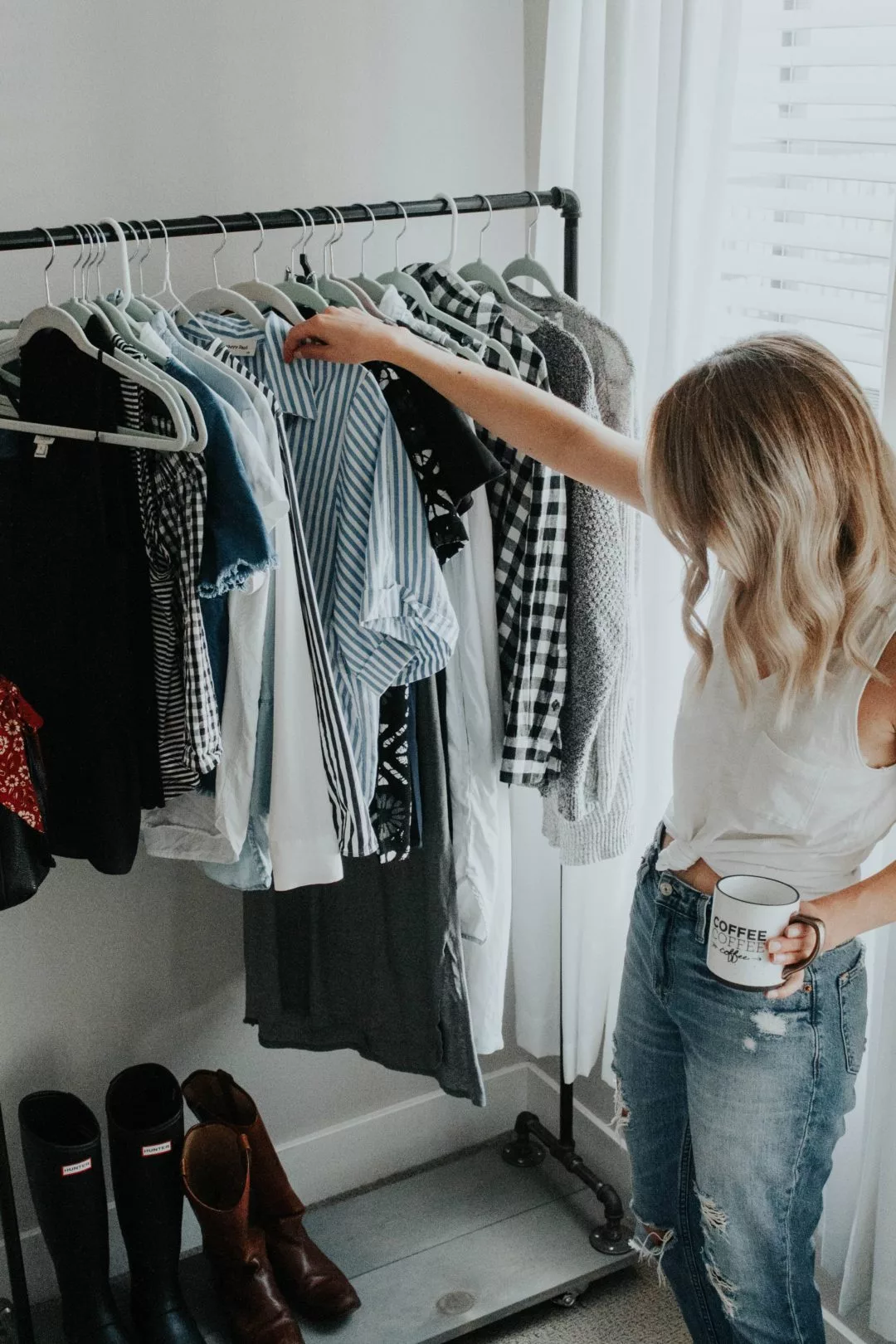 Cô gái đứng lựa quần áo