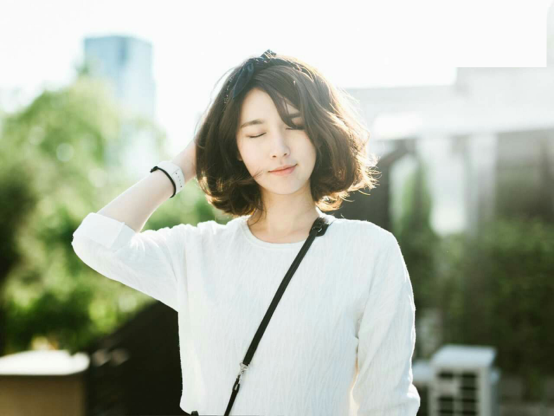Tóc ngắn uốn mái chữ C dài che khuyết điểm