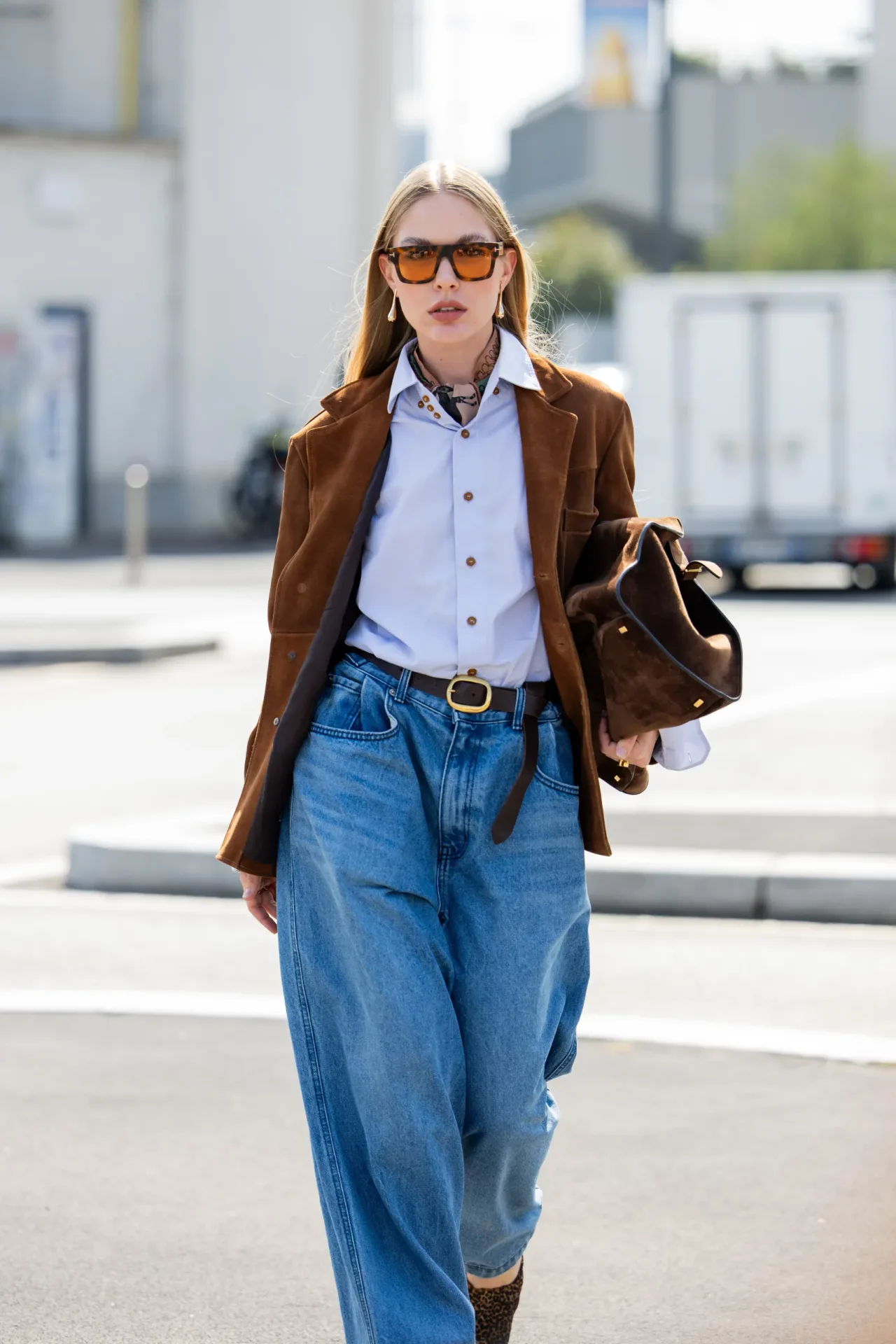 Điểm nhấn eo cho outfit sơ mi oversized và quần jeans cạp cao