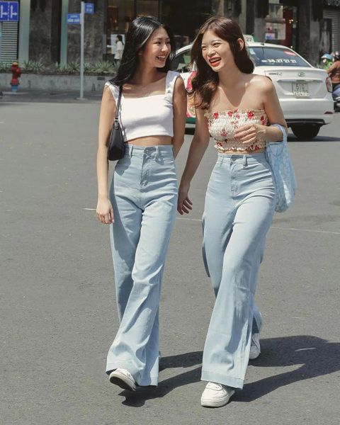 Áo thun đơn giản cùng quần jean ống rộng