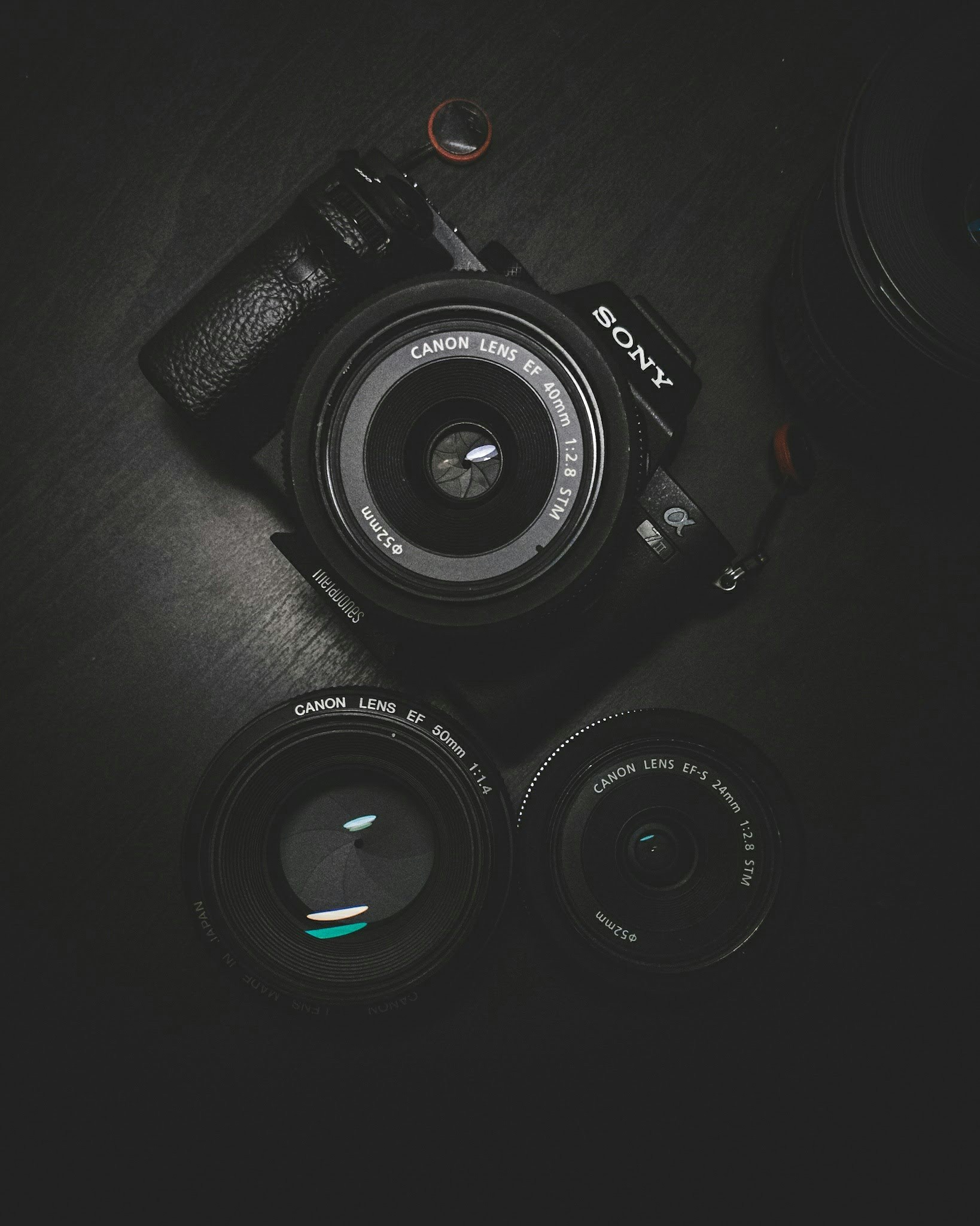Người dùng đang chỉnh ảnh bằng Snapseed trên điện thoại