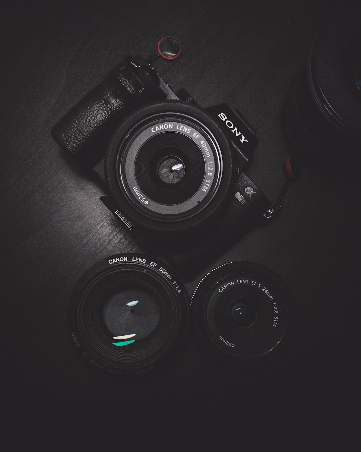 Máy ảnh mirrorless nhỏ gọn phù hợp phong cách thời trang hiện đại