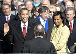 Barack Obama tuyên thệ nhậm chức năm 2009 trong bộ vest quyền lực