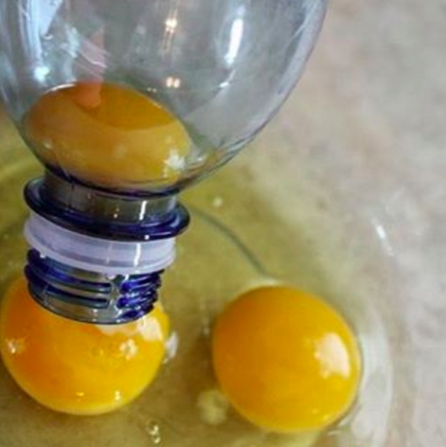 Tách lòng đỏ và lòng trắng trứng