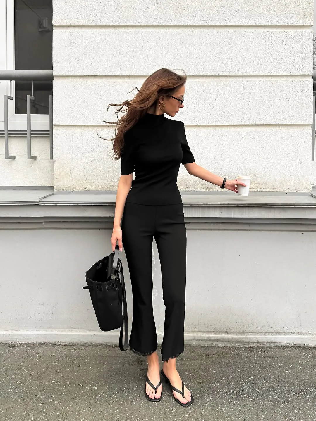 Legging ống loe mang lại tỷ lệ cơ thể hoàn hảo và ăn gian chiều cao