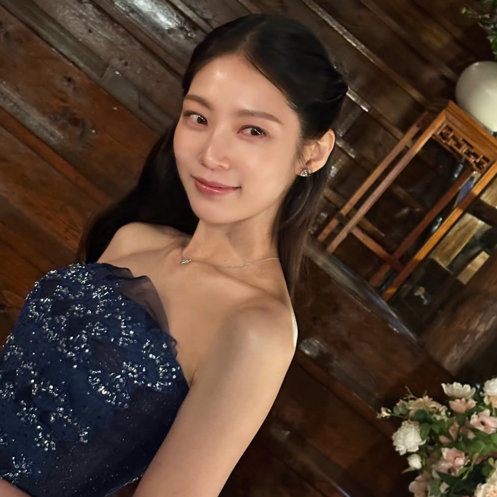 Gong Seung Yeon mang áo hở vai