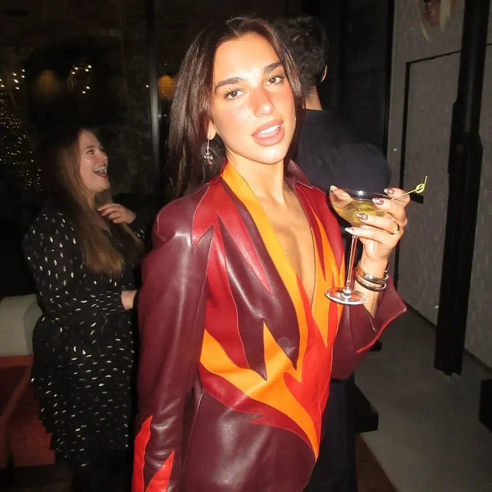 Dua Lipa diện trang phục da của Thierry Mugler