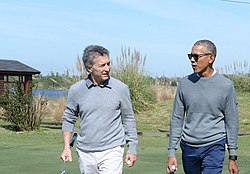 Phong cách thoải mái không cà vạt của Obama thời kỳ hậu tổng thống