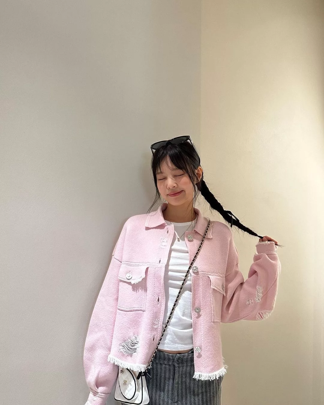 Jennie Blackpink diện áo khoác hồng ngắm hoa anh đào