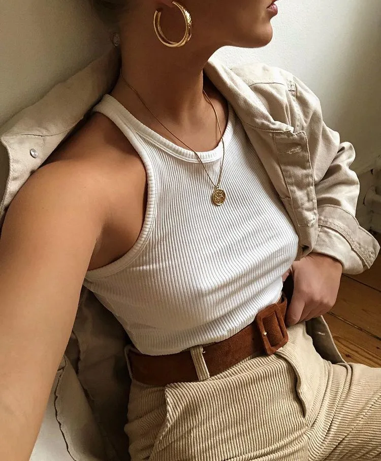 Áo tank top trắng và form dáng đơn giản thường tạo hiệu ứng sạch mắt khi chụp kiểu giấu mặt