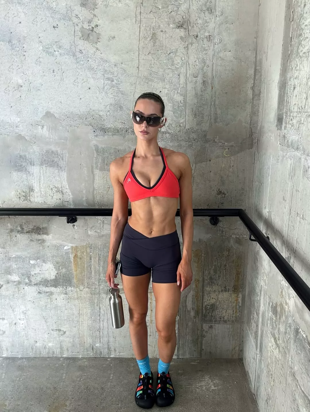 Quần legging đen "quốc dân" được làm mới hoàn toàn khi diện cùng áo bra-top màu đỏ cherry đầy quyến rũ.