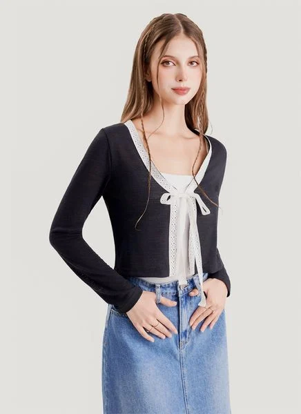 Áo cardigan phối viền mang lại cảm giác mềm mại qua lăng kính