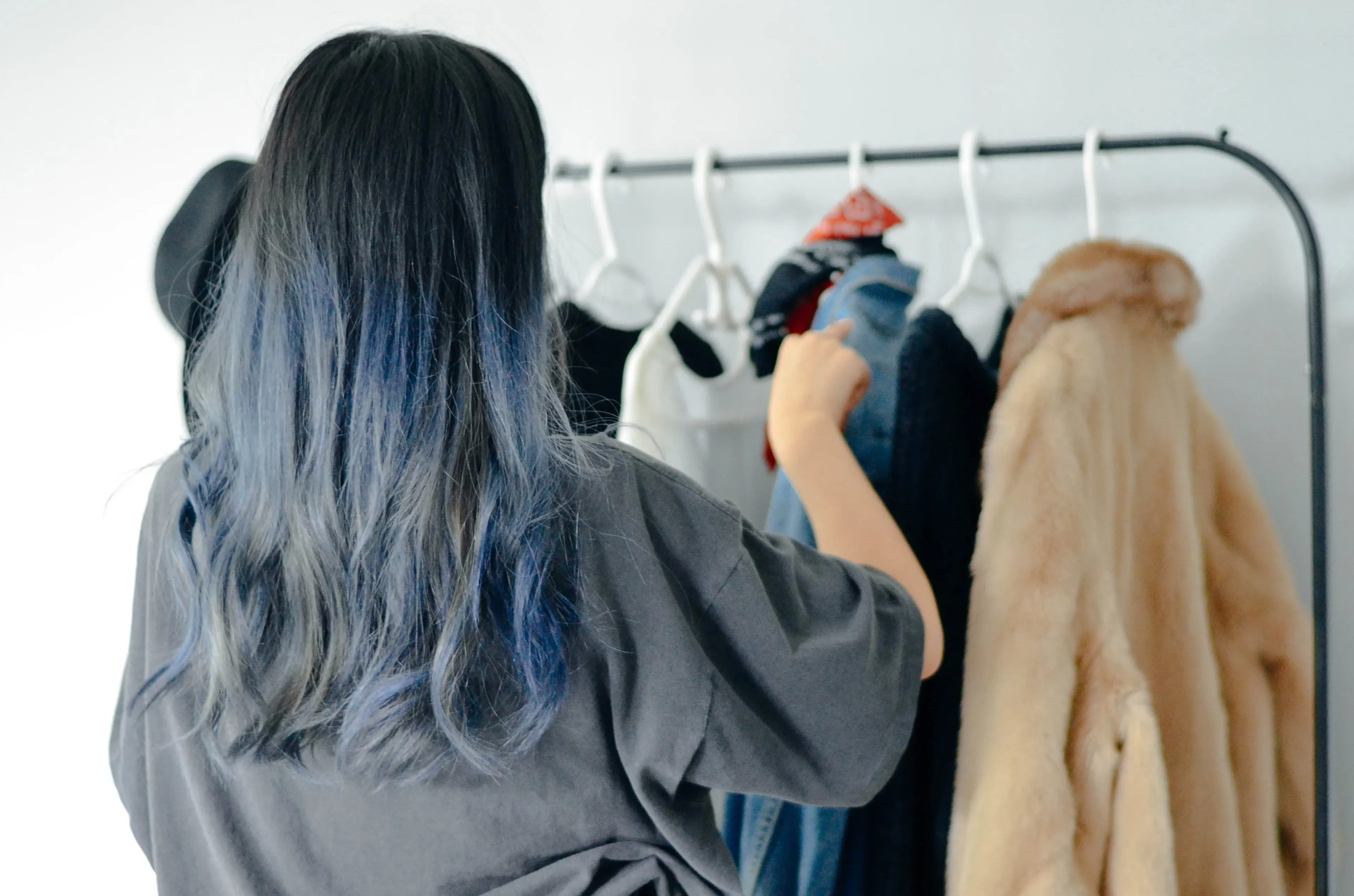 Người chuẩn bị quần áo trên giá treo