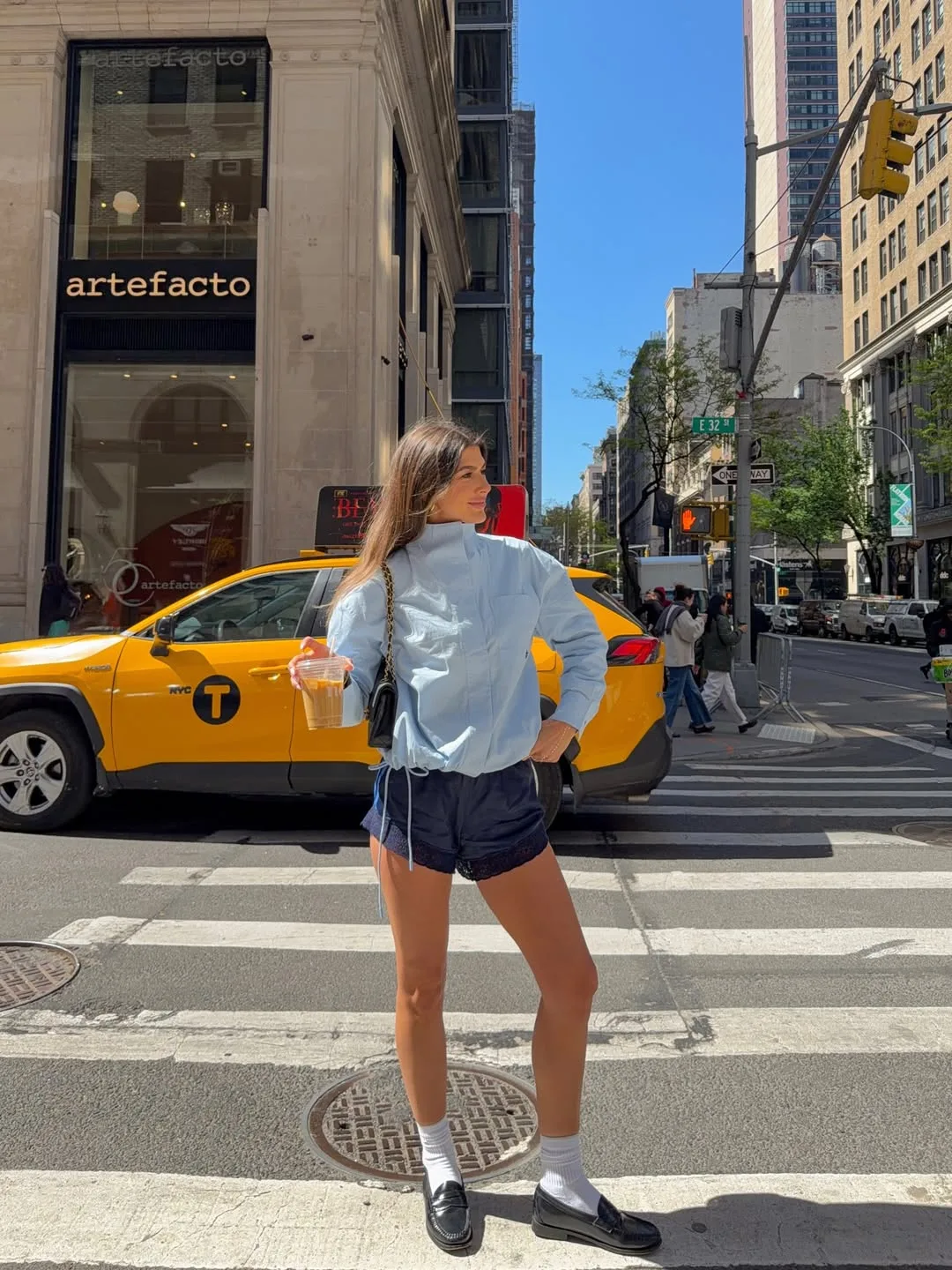 Tinh thần tomboyish bất cần qua combo áo khoác bomber và quần shorts ngắn cá tính