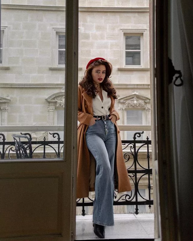 Quần jeans ống loe và tông màu trầm là tổ hợp rất hợp để tạo ảnh vintage có cảm giác thời trang cổ điển