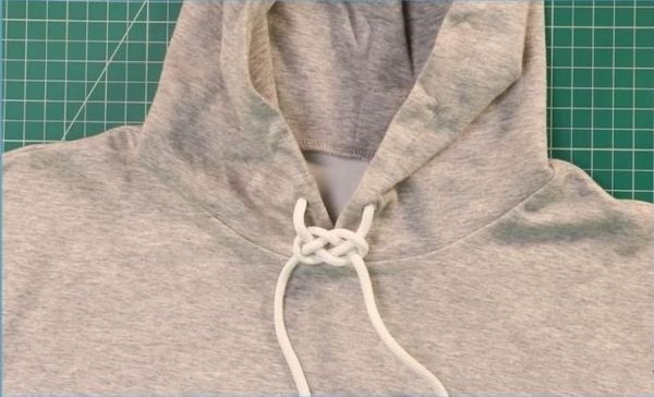 Cách thắt dây áo hoodie đối xứng
