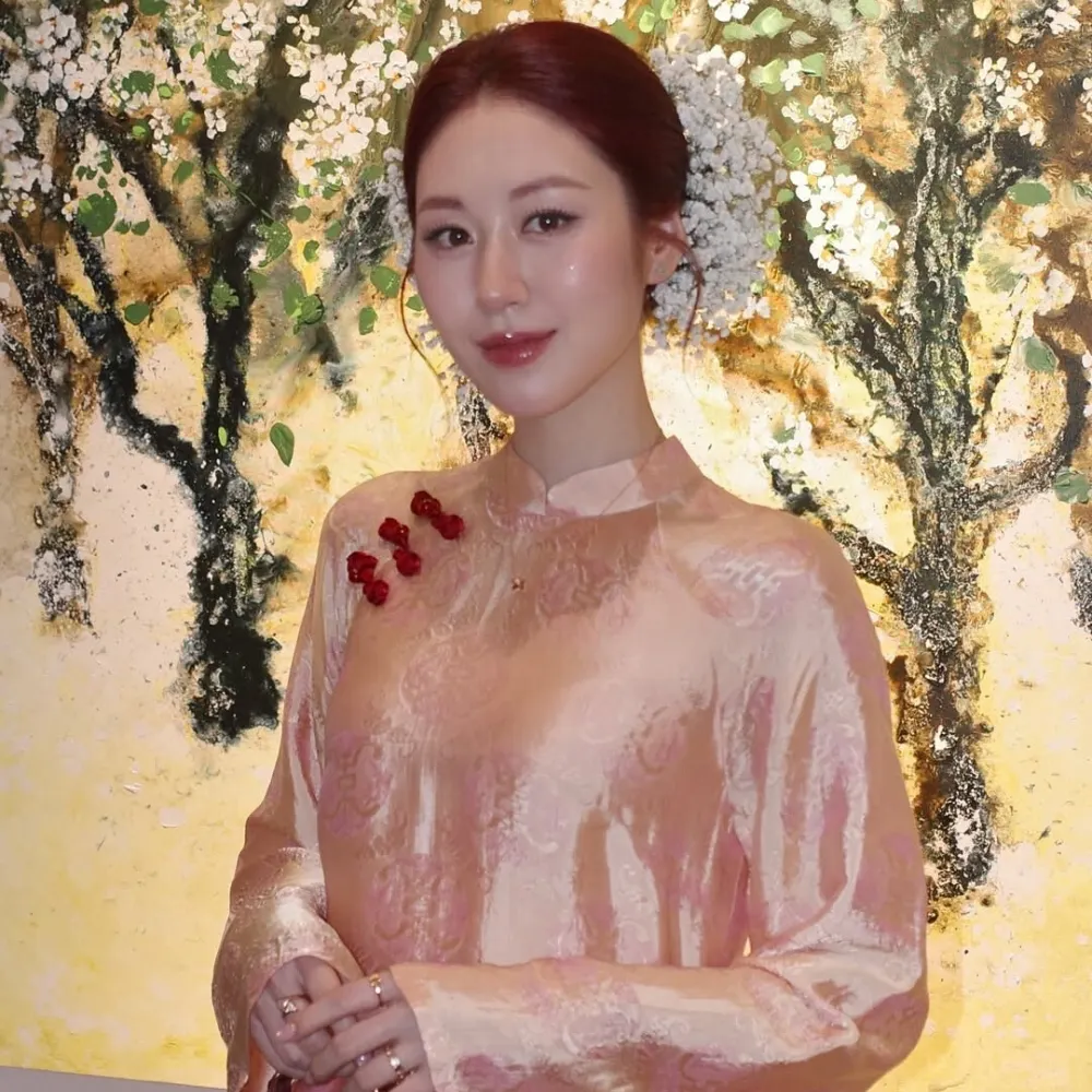 Mai Vân Trang mang áo dài hồng nhạt trang điểm layout căng bóng
